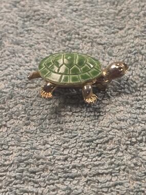 Vintage Green Enamel Turtle Brooch Gold Tone Animal Figural Pin Mid Century